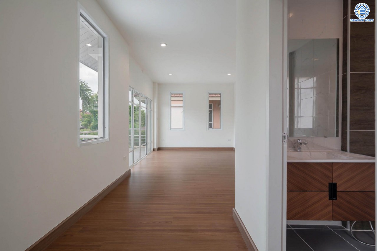 บ้านมือสองตกแต่งใหม่ โครงการ สิทธารมย์รีเจนท์ ลาดพร้าว101 เนื้อที่ 75.3 ตร.ว. ฟังก์ชันรวม 3 ห้องนอน 3 ห้องน้ำ 1 ห้องอเนกประสงค์ จอดรถได้ 2 คัน กว้างขวาง พร้อมทุกการใช้งาน บนทำเลใจกลางเมือง เชื่อมต่อทั้ง ถนนนวมินทร์, ถนนนวลจันทร์, ถ.ลาดพร้าว, ถ.รามอินทรา ใกล้ The Walk เกษตรนวมินทร์ และทางด่วนรามอินทรา...